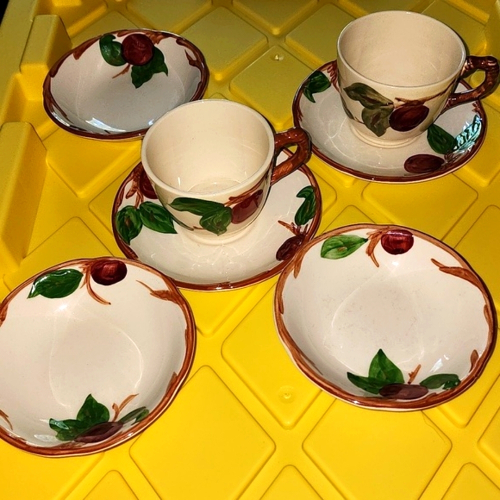 Franciscan Vintage Apple Earthenware 7 pcs.  Cups * Saucers * Dessert * Bowls